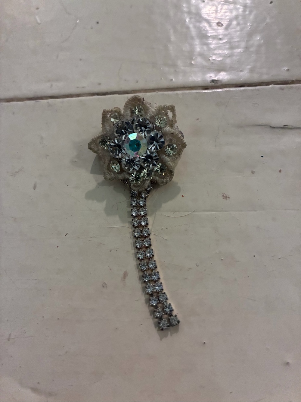 VINTAGE AURORA BOREALIS SMALL FLOWER BROOCH CLEAR SILVER TONE